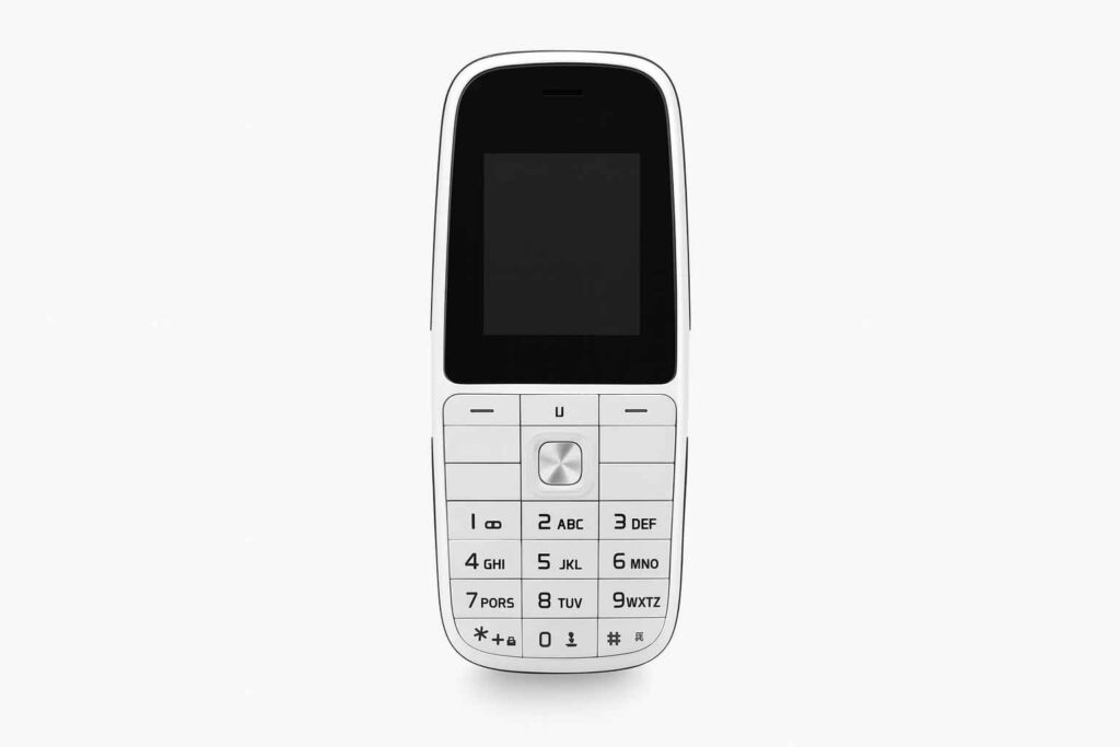 Imagem ilustrativa de um celular genérico inspirado no Multi UP Play P9077, com teclado físico e tela pequena, representando simplicidade e praticidade para idosos.