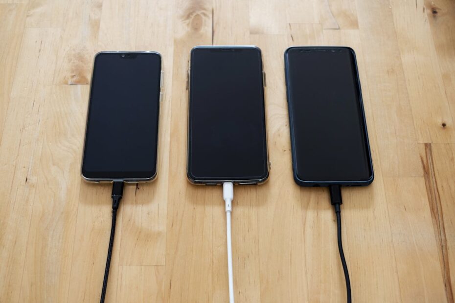 três celulares carregando com cabos diferentes mostrando uso de carregador automotivo