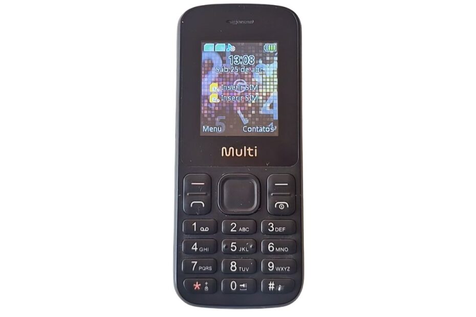 Celular Multi Up Play 4G P9139 preto com teclado numérico ligado exibindo a tela inicial.