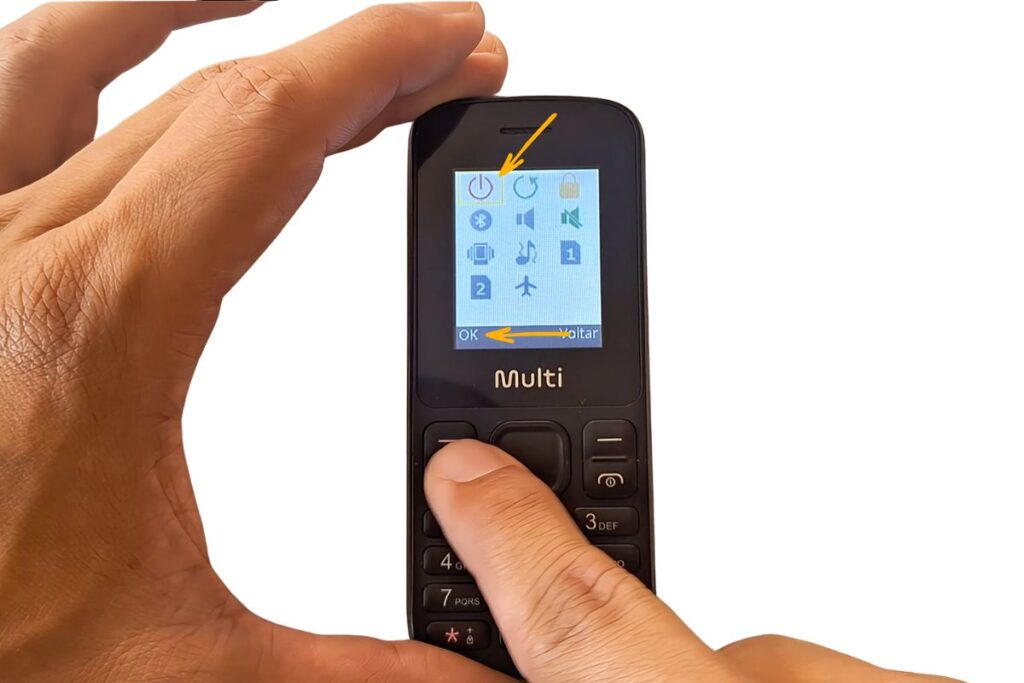 Mão segurando o celular Multi Up Play 4G mostrando a opção de desligar selecionada com um quadrado amarelo na tela e o dedo no botão OK.